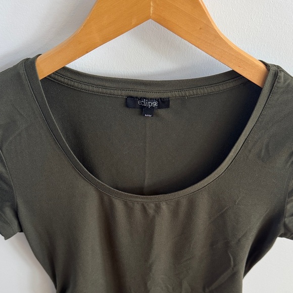 💚 Dark Green Short Sleeve Top with Ruched Sides
Size Medium - Picture 2 of 4